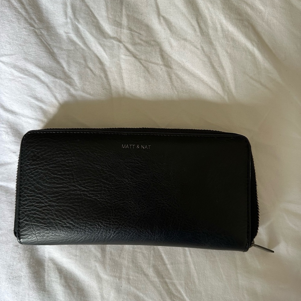 Matt & Nat Classic Black Zip Wallet